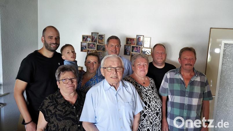 Kurt Wagenknecht (vorne, Mitte) an seinem 90. Geburtstag im Kreise seiner Familie und Bürgermeister Joachim Neuß. Bild: jma