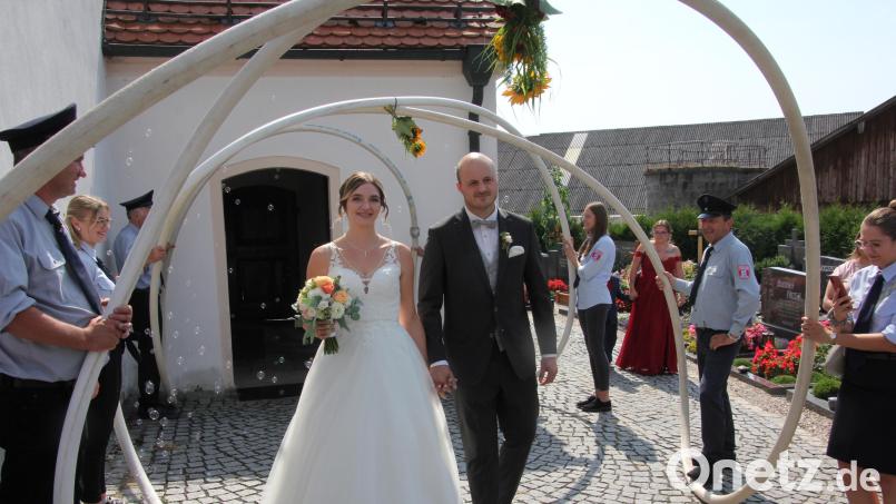 Kerstin und Sebastian Gradl beim Verlassen der Pfarrkirche in Wondreb, die Feuerwehr erwarte sie im Ehrenspalier. Bild: kro