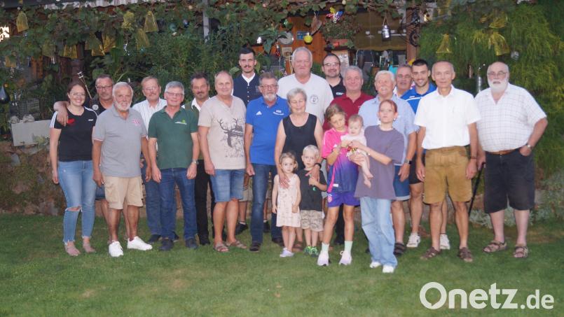Georg Holzgartner (Fünfter von rechts) feiert mit seiner Familie und vielen Vereinsvertretern seinen 75. Geburtstag. Bild: slh