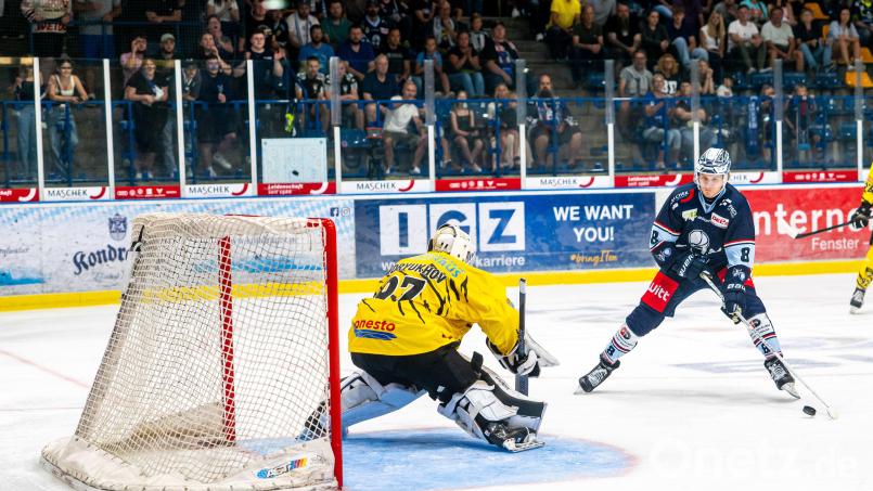 Neal Samanski (rechts) auf dem Weg zum zwischenzeitlichen 3:0 für die Blue Devils Weiden. Bild: Elke Englmaier