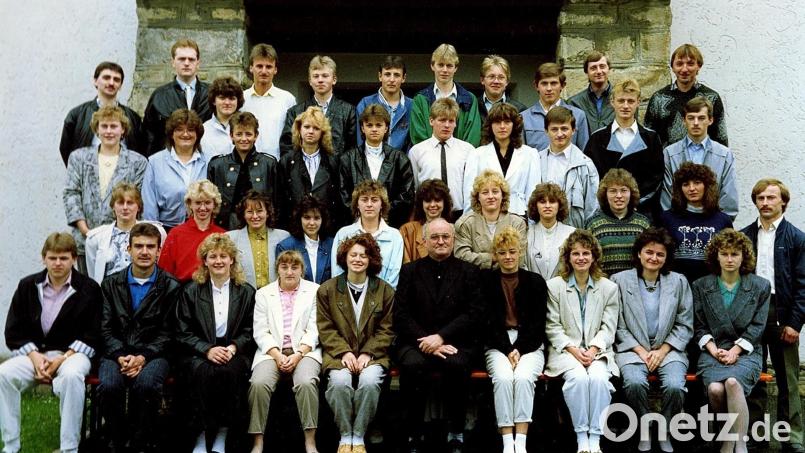 Die Katholische Landjugend (KLJB) feiert ihr 40-jähriges Gründungsjubiläum. Schnell traten nach der Vereinsgründung viele junge Leute aus Tröbes und er Umgebung bei. Darüber freute sich besonders der damalige Gründungspfarrer Josef Zapf (sitzend, erste Reihe, Fünfter von rechts). Archivbild: gi