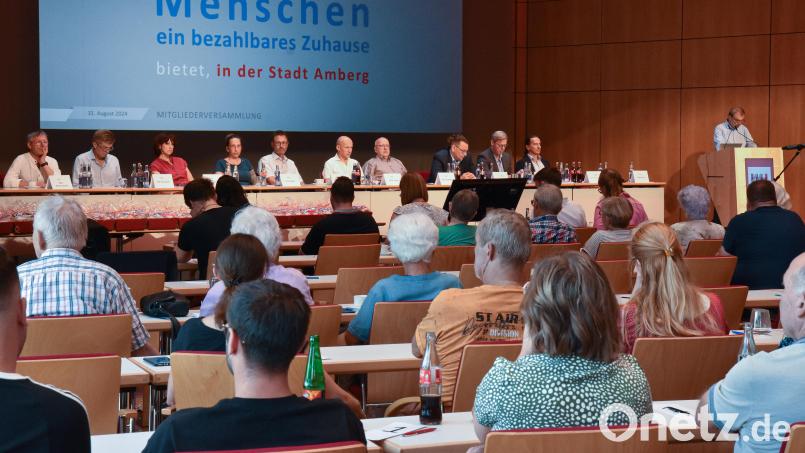 Bei der wiederholten Mitgliederversammlung des Wohnungsunternehmens Amberg im ACC kam es erneut zu hitzigen Diskussionen. Bild: Stephan Huber
