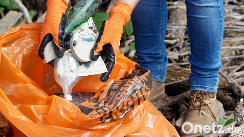 Mit Handschuhen und Müllsäcken unterwegs: Stephanie Dienemann und ihre „Cleanup-Gruppe“ sammeln in einer Stunde schon mal 25 Kilo Müll. Symbolbild: Roland Weihrauch/dpa