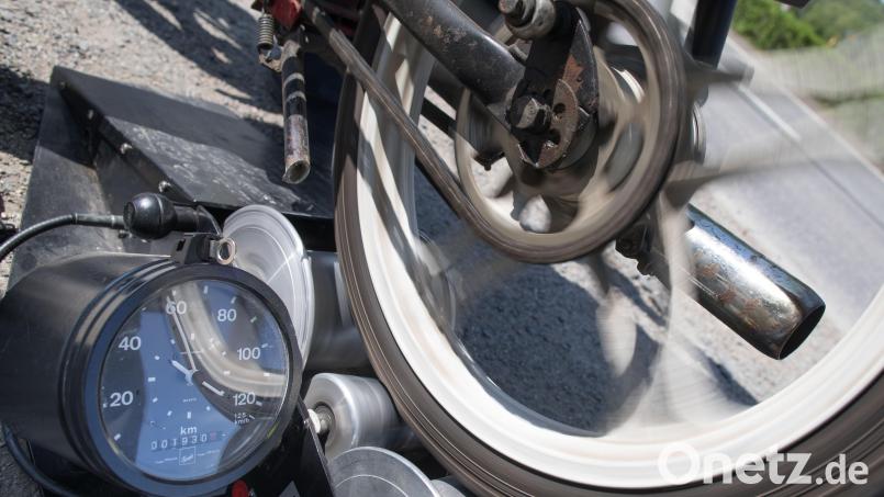 Ein Senior war mit seinem Mofa in Marktredwitz deutlich zu schnell unterwegs. Symbolbild: Frank Rumpenhorst/dpa