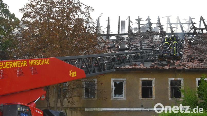 Der Mittelteil eines leerstehenden Gebäudes in Hirschau brannte komplett aus. Die Feuerwehr konnte aber verhindern, dass das Feuer auf beidseitig angrenzende Lagerbauten übergriff. Bild: gf