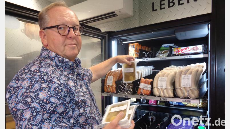 Teilweise bestückt Stephan Gebhard die Automaten selber, besonders am Wochenende. Ein großer Renner sind die Sulzen. Bild: amö