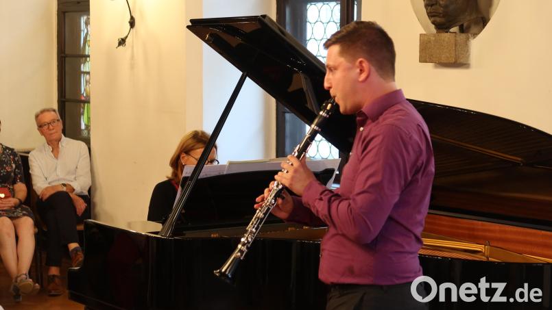 Hagen Bickel eröffnet das Abschlusskonzert mit Max Regers Sonate in B-Dur. Er führte auch in den Abend ein. Bild: Kunz