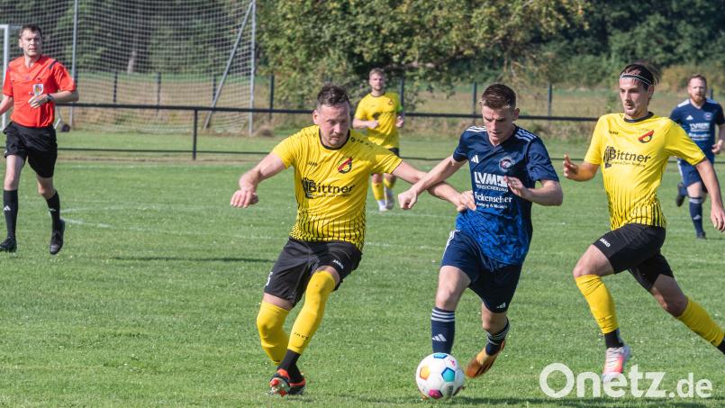Die Kauerhofer (gelbe Trikots) verloren am Sonntag bei der SG Traßlberg/Michaelpoppenricht mit 3:6. Bild: Lingl