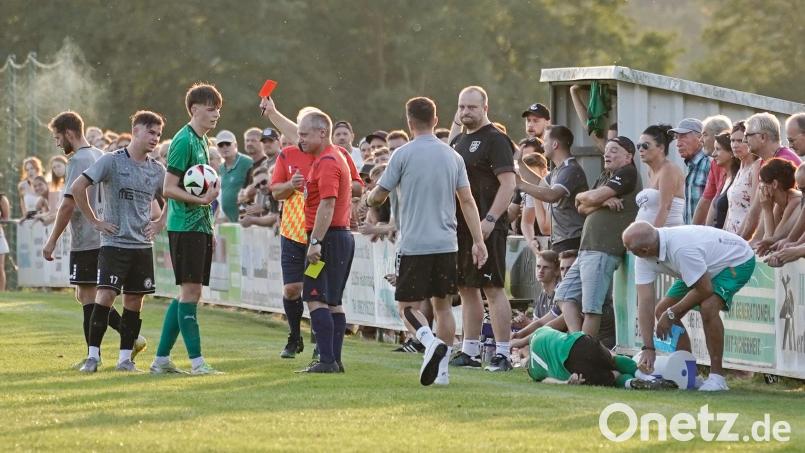 Gelb-Rot für Upo-Spieler Daniel Bosser (links) nach 55 Minuten. Bild: ref