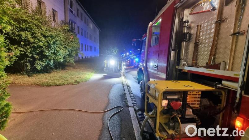 Dank der guten Ausstattung und des Einsatzes der Retter war die Lage beim Kellerbrand in Marktredwitz bald unter Kontrolle. Im Zuge der Ermittlungen sucht die Polizei nun nach Zeugen. Bild: Feuerwehr Marktredwitz/exb