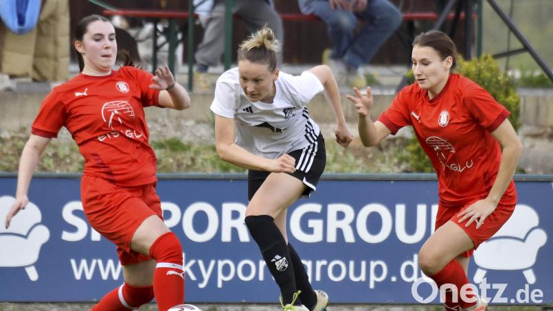Eileen Frost (links) traf in Kirchberg zum 1:1. Diese Szene stammt aus dem Spiel gegen Kirchberg im vergangenen Jahr. Archivbild: Hubert Ziegler