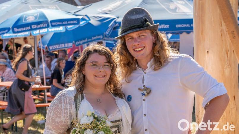 Julia Weiß und Elias Eichenseer sind das neue Unterammerthaler Oberkirwapaar. Bild: Moritz Koberstein/exb