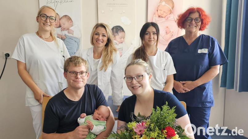 Die Geburtstation im Klinikum Weiden feierte am 30. August ein ganz besonderes Jubiläum. Oberärztin Gabriela Dinu (hintere Reihe, v.l.n.r), Assistenzärztin Silvie Felixova, Michelle Bock (Station 32), Hebamme Ruth Mahal-Vollmayr gratulierten den Eltern zur Geburt von Johann – dem 1000. Neugeborenen im Jahr 2024 am Klinikum. Bild: Kliniken Nordoberpfalz