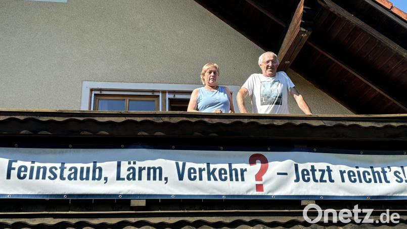 Gisela und Werner Müller wohnen direkt am Nadelöhr Goethestraße. Seit Jahren geben sie ihrem Unmut mit einem Protestplakat am Balkon Ausdruck. Passiert ist seitdem – nichts. Bild: ge