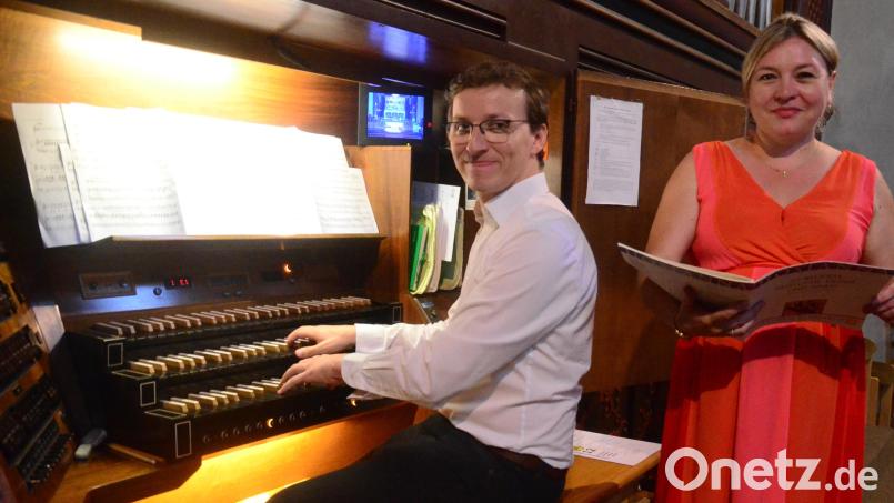 Florian Löw und Tamara-Raphaela Hirschmann erfreuen gemeinsam das &quot;Punkt 12&quot;-Publikum in der Weidener Josefskirche. Bild: Kunz