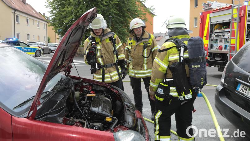 In der Moritzstraße in Amberg ist im Motorraum eines Renaults Feuer ausgebrochen. Bild: Wolfgang Steinbacher