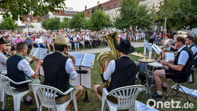 Gut besucht war die Sonntagsserenade im Maltesergarten in Amberg mit Andreas Königsberger und seinen Musikanten. Bild: Stephan Huber