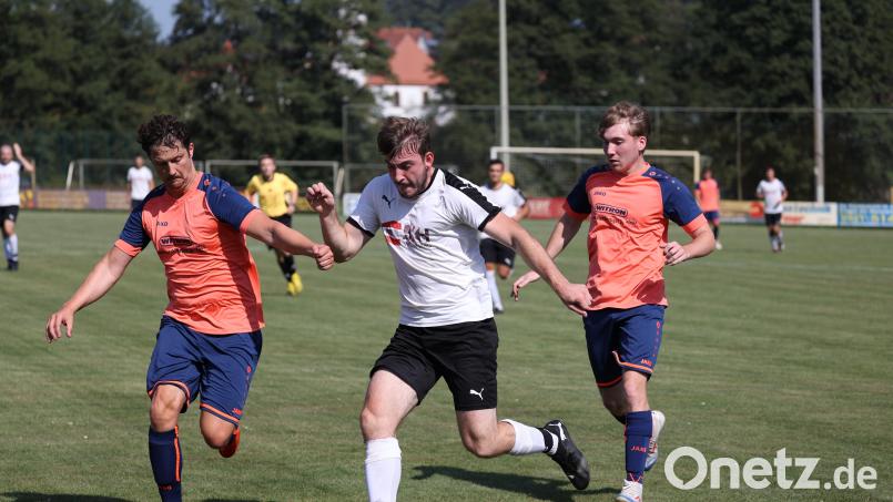 Niklas Friedl (Mitte) vom FC Luhe-Markt nimmt es gleich mit zwei Gegenspielern des FC Weiden-Ost II auf: Florian Gillitzer (links) und Max Hammer versuchen, an den Ball zu kommen. Bild: Dieter Jäschke