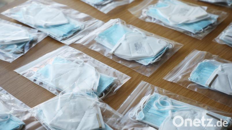 Die Firma aus der Oberpfalz soll einen Vertrag über die Lieferung von zehn Millionen OP-Masken nach Bayern abgeschlossen haben. (Symbolbild) Bild: Bodo Schackow/dpa-Zentralbild/dpa