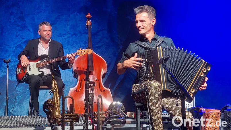 Ein Meister auf der Diatonischen Harmonika: Herbert Pixner (rechts) bei seinem Auftritt in Schwandorf. Bild: Amann