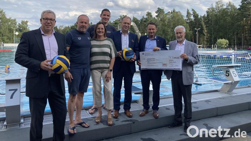 Von links nach rechts: Dr. Jens Michael Heine, Stiftungsvorstand; Irek Luczak Abteilungsleiter Wasserball; 
Ilona Forster, 1. Vorsitzende des Schwimmvereins Weiden; Thomas Kick, Sportleiter; Hans-Jörg Schön, stv. Stiftungsratsvorsitzender; Stiftungsratsvorsitzender, Oberbürgermeister Jens Meyer; Reinhard Meier, Mitglied des Stiftungsrates und Präsident des Stadtverbandes für Leibesübungen Weiden i.d.OPf Bild: Sparkasse Oberpfalz Nord