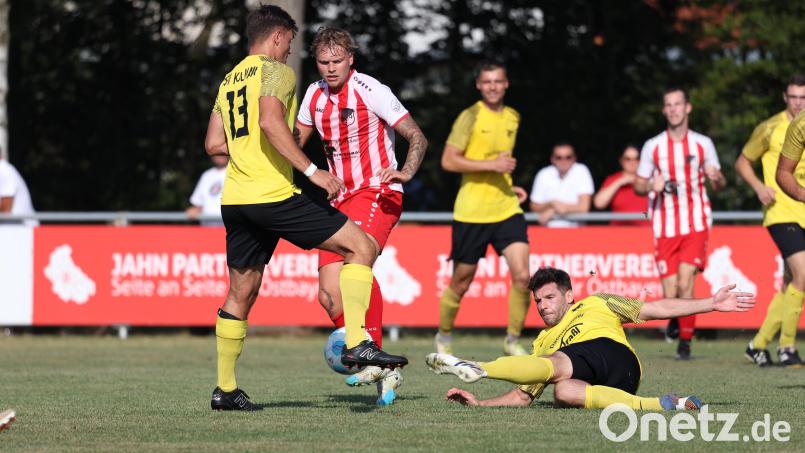 Keinen Sieger gab es im Kreisliga-Duell zwischen dem VfB Rothenstadt und dem SV Kulmain (2:2). In dieser Szene kämpft der Rothenstädter Christian Langendorf (Mitte) mit Christoph Dumler (rechts) und Benedikt Weber vom SV Kulmain um den Ball. Bild: Dieter Jäschke