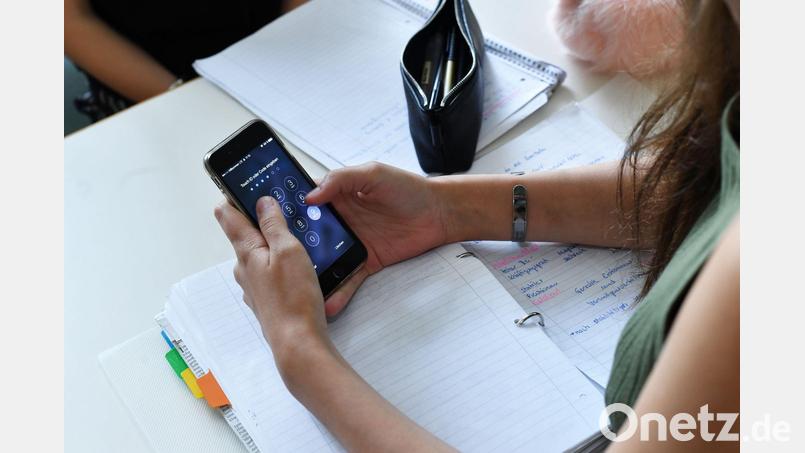 Die Einführung eines Handyverbots an niederländischen Schulen war nicht unumstritten. (Symbolbild) Bild: Jens Kalaene/dpa-Zentralbild/dpa