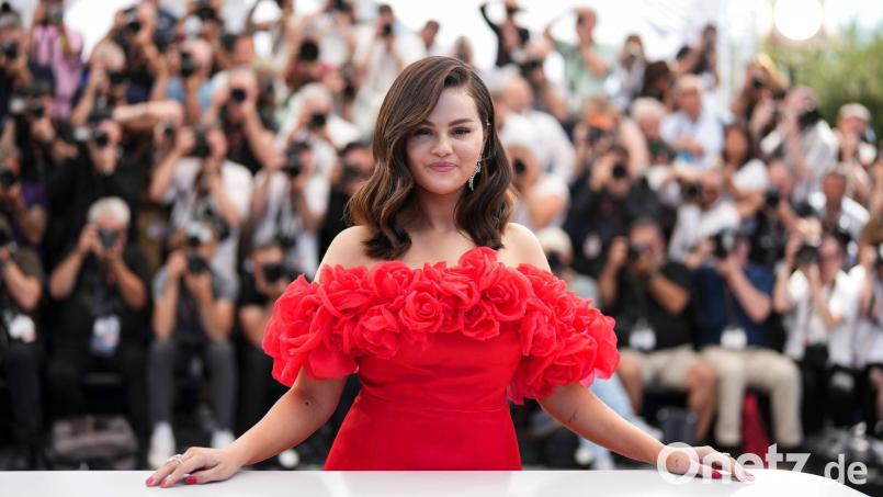 Selena Gomez überraschte am Wochenende das Volleyballteam einer Highschool mit einem Besuch. Bild: Scott A Garfitt/Invision/AP/dpa