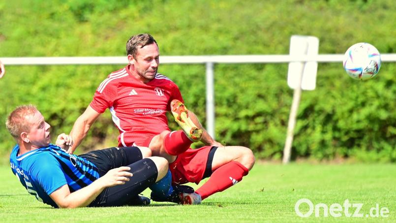 Knackiger Zweikampf um den Ball: Christopher Ernstberger (links) von den Sportfreunden Kondrau und der Konnersreuther Felix Lippert schenkten sich keinen Zentimeter an Boden. Bild: Thomas Schrems