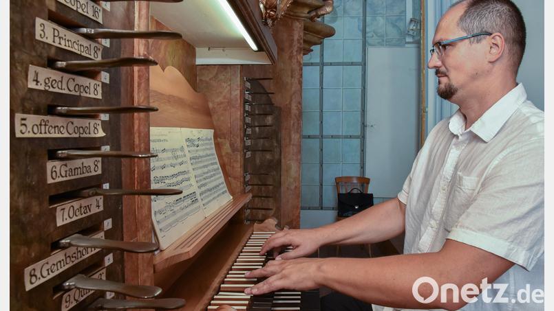 Orgelmusikreihe in der Schulkirche in Amberg 2024: Aleš Nosek, Titularorganist der St. Bartolomäus-Kathedrale Pilsen glänzte bei seinem Kurzkonzert in Amberg. Bild: Stephan Huber