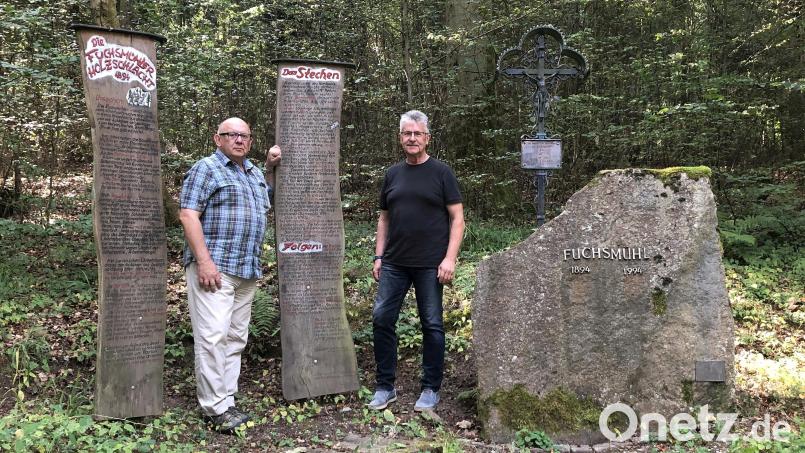 Die Holzschlacht-Gedenkstätte, auf die Heimatforscher Erich Schraml und Bürgermeister Wolfgang Braun (von links) hier verweisen, wurde 1994 errichtet. Der damals gewählte Ort erwies sich als Volltreffer. Bild: wro