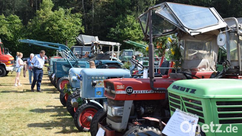 Die Traktoren wecken bei vielen Besuchern Erinnerungen an vergangene Zeiten. Manche stehen schon seit 70 Jahren im Dienst. Bild: bnr