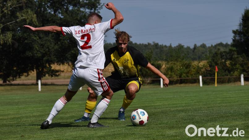 In der Kreisliga West trafen Katzdorf (weiße Trikots) und Haselbach aufeinander. Bild: Sabrina Dietrich