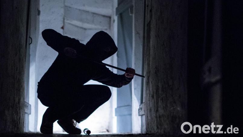 In der katholischen Kirche in Schirnding hat ein Unbekannter den Opferstock aufgebrochen. Bild: Silas Stein/dpa