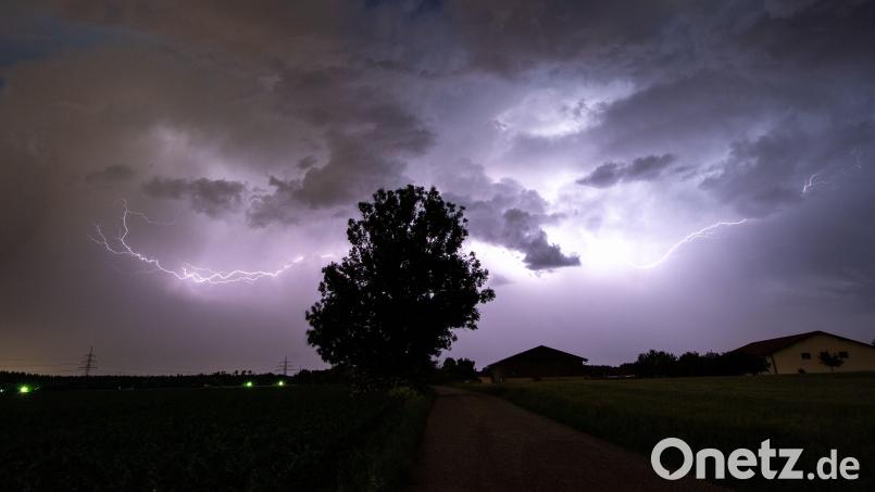 Schwere Gewitter sollen am Vormittag über der Oberpfalz aufziehen. Symbolbild: Matthias Balk/dpa