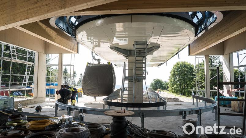Am Ausstiegsbereich der Süd-Bahn am Ochsenkopf laufen bereits die Endmontage-Arbeiten. Ein Teil der Arbeiten wird mit eigenem Personal abgedeckt. Bild: Eric Waha/fph