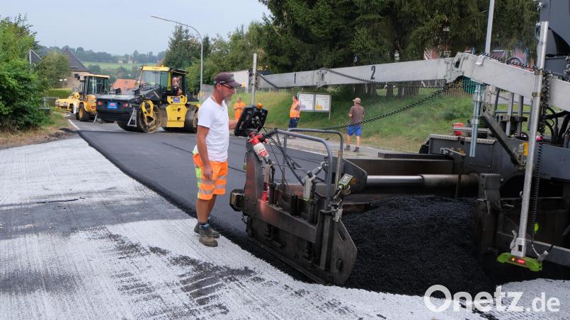 Die Straßenbauarbeiten auf der Staatsstraße 2181 Floß nach Plößberg stehen kurz vor dem Abschluss. Der Straßenverkehr kann ab dem Wochenende frei gegeben werden. Bild: le