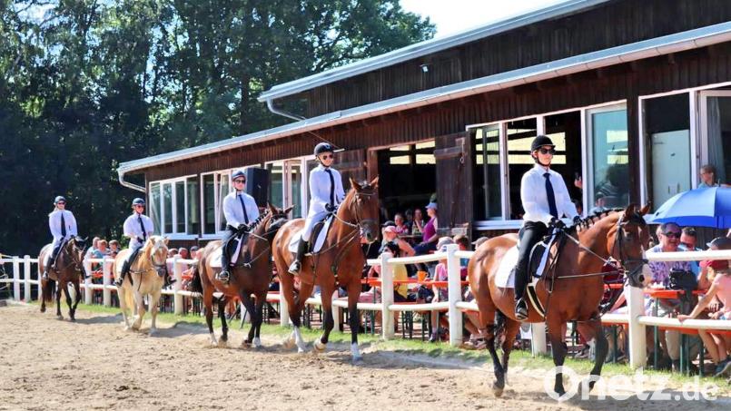 Showvorführungen und Quadrillen mit kostümierten Reiterinnen gehören seit jeher zum Programm beim Reiterfest des Reitclubs am Kulm. Archivbild: whü