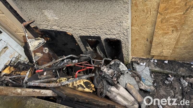 Die meisten Dinge, die im Keller gelagert waren, sind verkohlt oder verschmort. Bild: Matthias Bäumler/fph