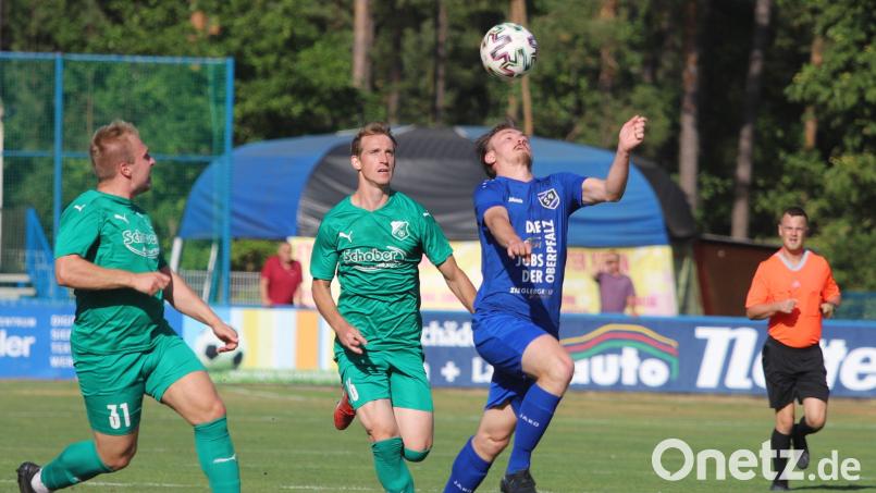 Die Partie des SV Etzenricht (Martin Pasieka im blauen Trikot) bei der SV Grafenwöhr wurde erneut verschoben. Bild: war