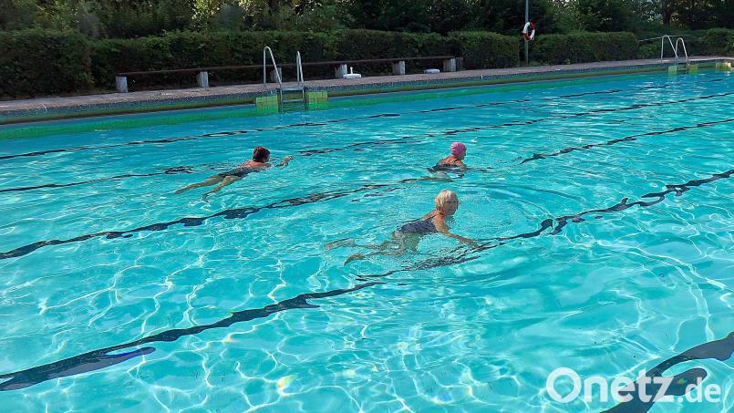 Auch den letzten Öffnungstag der Badesaison 2024 nutzten die drei Stammschwimmerinnen Maria Trießl, Elfriede Schiener und Lotte Schaumberger (von links). So wie sie hoffen viele Gäste, dass die idyllische Freibadanlage erhalten bleibt. Bild: bsc