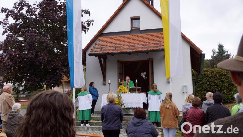 Einen spektakulären Auftritt hatte ein &quot;Nussgackl&quot; vor zwei Jahren (Bild). Pfarrer Markus Bruckner und die Gläubigen überraschte der Eichelhäher, als er die zwei Kerzen auf dem Altar mit einigen Flügelschlägen auslöschte. Archivbild: bkr