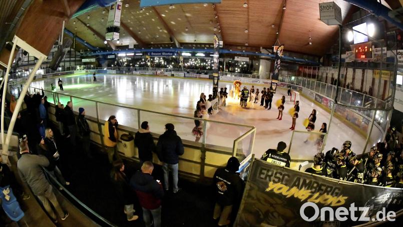 Zum Saisonauftakt in der Eishockey-Bayernliga trifft der ERSC Amberg daheim auf den Vorjahresmeister Königsbrunn. Archivbild: Hubert Ziegler