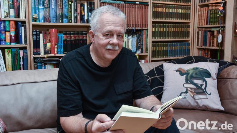Mal nicht in Feuerwehruniform, sondern ganz privat, an einem Lieblingsplatz, in seiner Bibliothek daheim: Heinrich Scharf, Ambergs Stadtbrandrat, wird am 4. September 60 Jahre alt. Bild: Stephan Huber