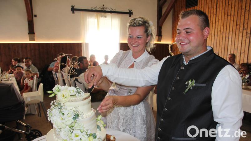 Petra und Felix Waidhas beim Anschneiden der Hochzeitstorte. Bild: kro