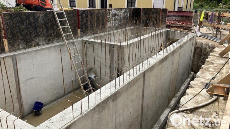 Das Regenüberlaufbecken IV zur Entlastung des Hauptsammlers in der Brauhausgasse mit den betonierten Trenn- und Außenwänden. Die Mess- und Regeltechnik wird in einem Technikraum untergebracht, der in eine der Garagen integriert ist, die an dieser Stelle wieder aufgebaut werden. Bild: Stadt Sulzbach-Rosenberg