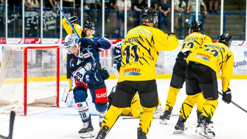 Die Nummer 28 der Blue Devils Weiden ist zurück auf dem Eis: Maximilian Kolb (links) feierte gegen Bad Nauheim und Bayreuth sein Comeback nach fünfmonatiger Verletzungspause. Bild: Elke Englmaier