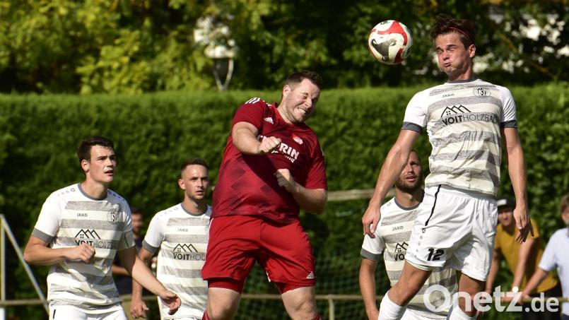 Der Tännesberger Zdenek Sykora (rechts) und der Pfreimder Spielertrainer Bastian Lobinger (rotes Trikot) im Kopfballduell beim Spiel vor drei Wochen in Pfreimd. Damals siegte die SpVgg mit 2:0. Links der Tännesberger Abwehrchef Michael Bäumler (Nummer 17) Bild: ham
