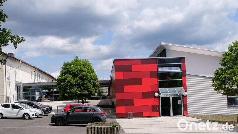 Noch ist die Sanierung der Grund- und Mittelschule Floß nicht abgeschlossen. Auf den Schulstart hat das keine Auswirkungen. Bild: le