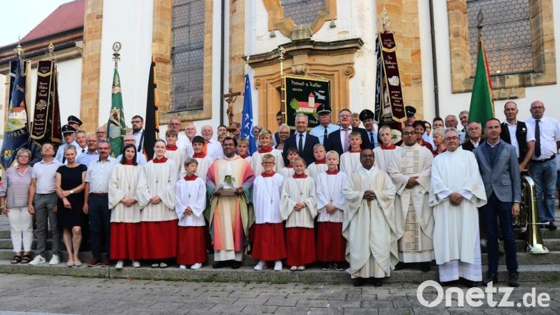 Die Pfarreiengemeinschaft Vilseck-Schlicht-Sorghof nimmt Abschied von ihrem Seelsorger Pater Robin Xavier (Mitte) von der Ordensgemeinschaft der Missionare des heiligen Franz von Sales (MSFS). Der Geistliche tritt nach fünfjährigem Wirken in Vilseck eine neue Stelle als Wallfahrtsdirektor der Wallfahrts- und Klosterkirche &quot;Maria Hilf&quot; in Vilsbiburg an. Bild: rha